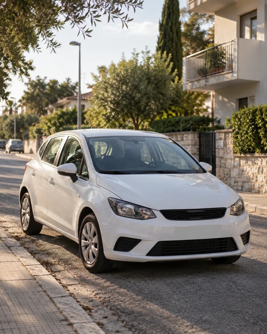 Sakin bir sokakta park etmiş eğitim aracı